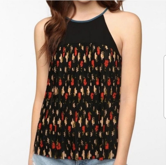 UO Cooperative Pleated Floral Swing Top Small - Picture 1 of 10